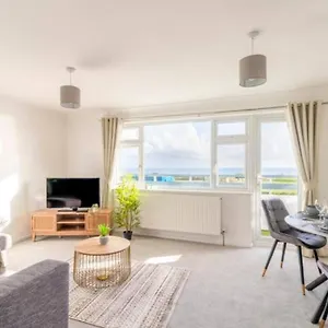  Apartment Large Sea View 2 Bedroom Sleeps 6 - Free Parking United Kingdom